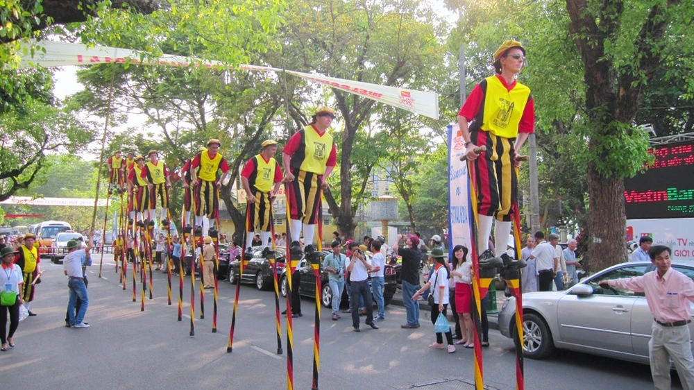 Những nghệ sĩ thích đi trên không ảnh 5